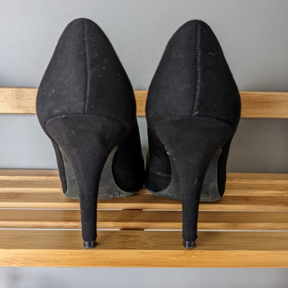 Black Pumps - Picture 4 of 5